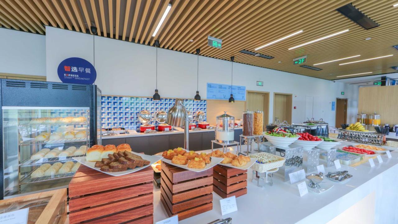 Holiday Inn Express Shanghai Pudong Airport By Ihg מראה חיצוני תמונה