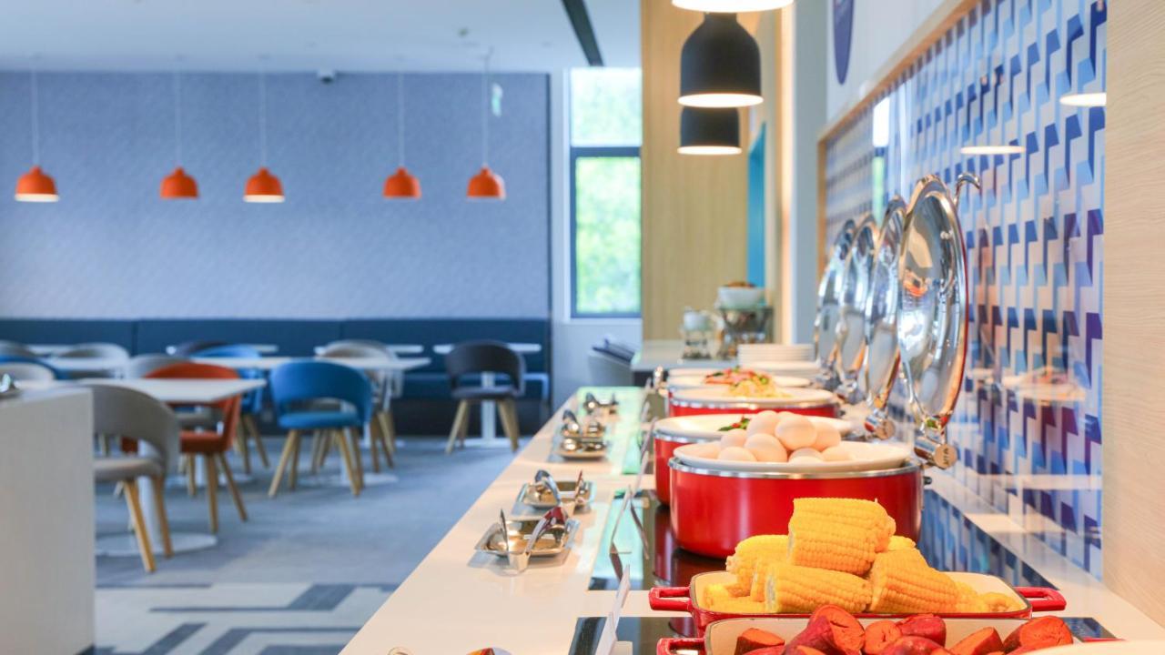 Holiday Inn Express Shanghai Pudong Airport By Ihg מראה חיצוני תמונה