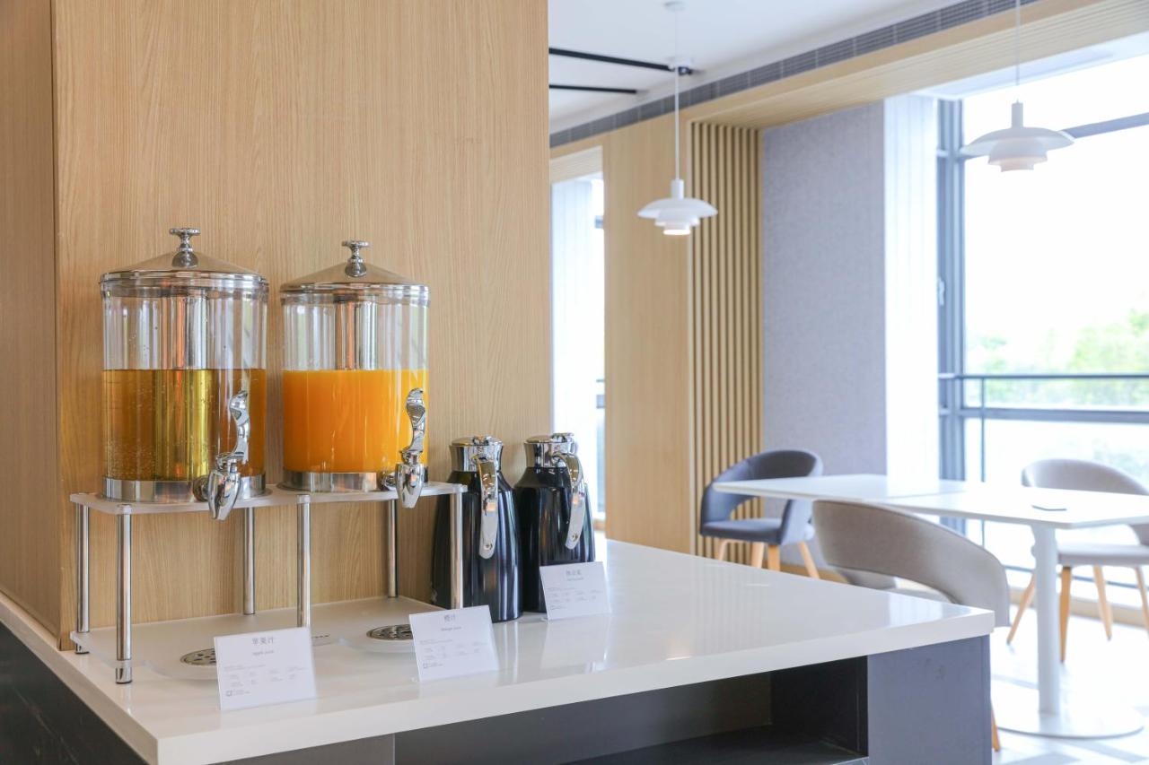 Holiday Inn Express Shanghai Pudong Airport By Ihg מראה חיצוני תמונה