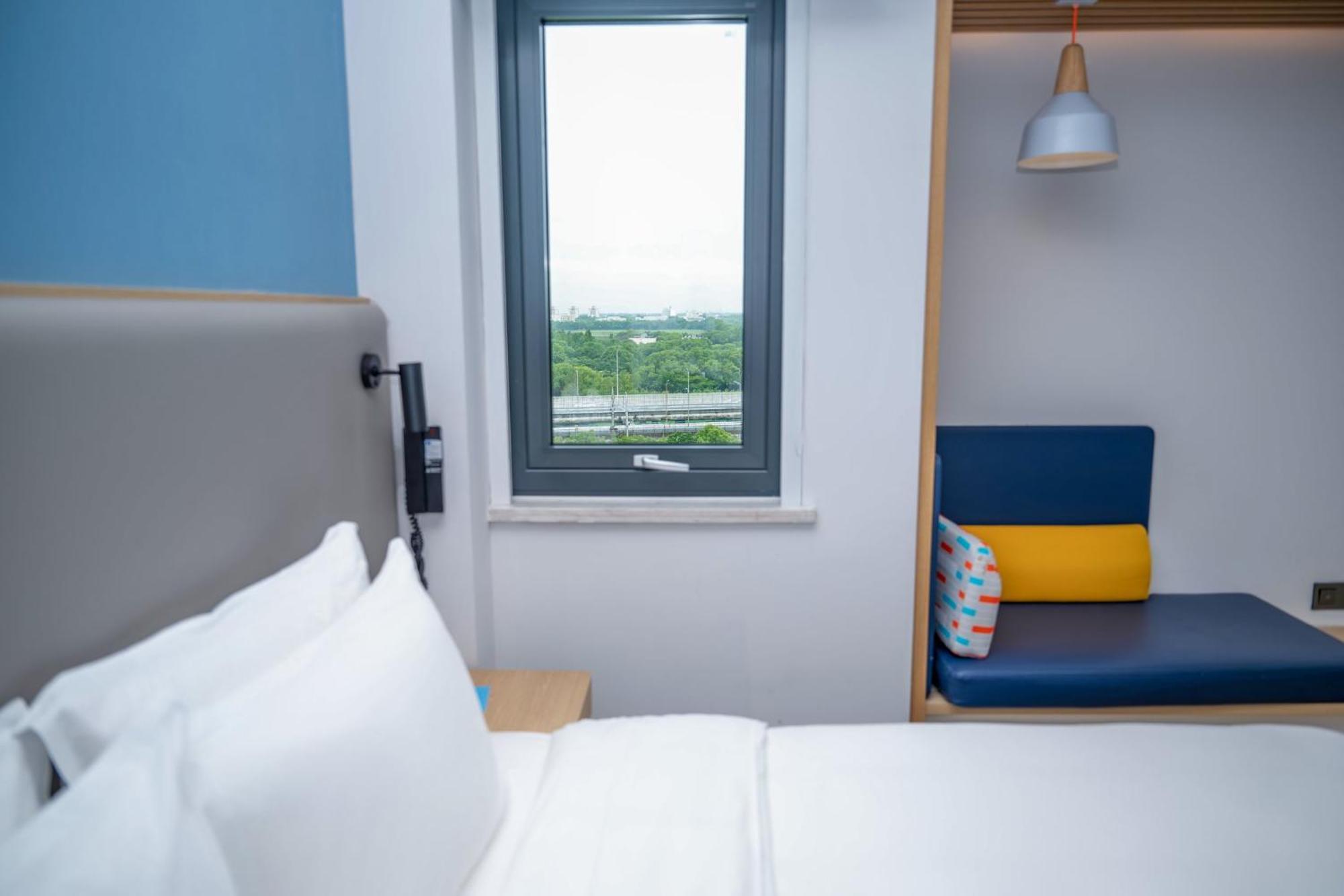 Holiday Inn Express Shanghai Pudong Airport By Ihg מראה חיצוני תמונה